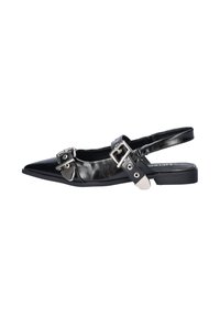 Zwarte handgemaakte slingback flat schoenen met puntige neuzen, twee zilveren gespbanden en een lage hak op een witte achtergrond.