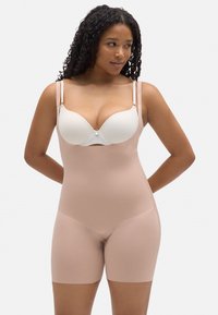 Shapewear ligero y sin costuras en tono nude con longitud a medio muslo. Cuenta con tirantes ajustables y un acabado elegante y suave.