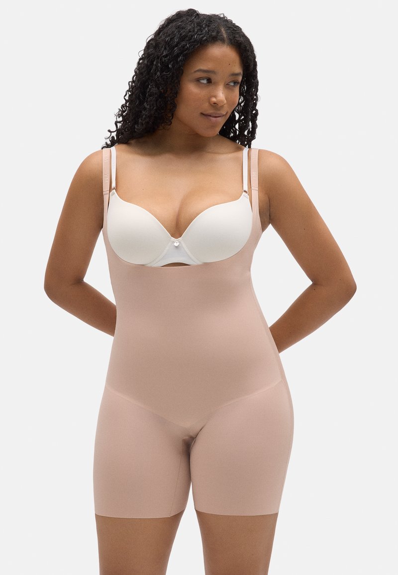 Shapewear ligero y sin costuras en tono nude con longitud a medio muslo. Cuenta con tirantes ajustables y un acabado elegante y suave.
