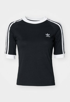 T-shirt en coton noir avec des accents blancs, présentant un col rond et des manches courtes. La poitrine gauche affiche un logo Adidas blanc et trois bandes le long des manches.