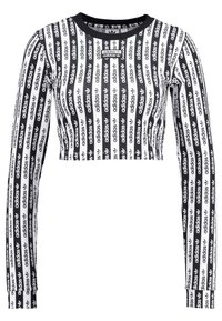 Černé a bílé crop top s dlouhým rukávem s opakujícími se vertikálními logy Adidas a černým kulatým výstřihem.