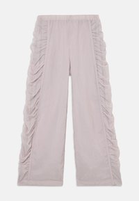 Pantalons larges rose clair avec une taille élastique, présentant des volants décoratifs sur les côtés et une texture de tissu lisse et léger.