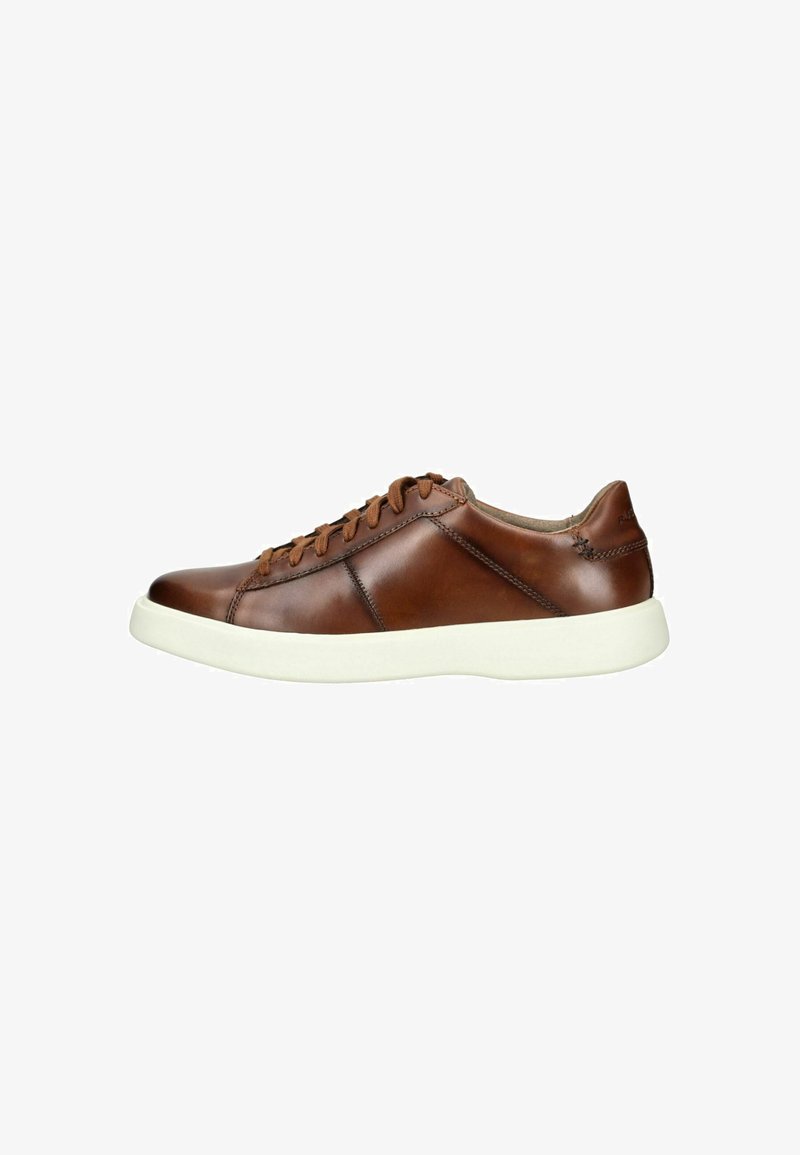 Bruine leren sneaker met een gladde afwerking, ronde neus, witte rubberen zool en vetersluiting. Kenmerkt zich door ton-sur-ton stiksels voor extra detail.