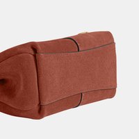 Sac à main rectangulaire en daim couleur rouille avec passepoil noir et base douce et structurée, présenté sur fond blanc.