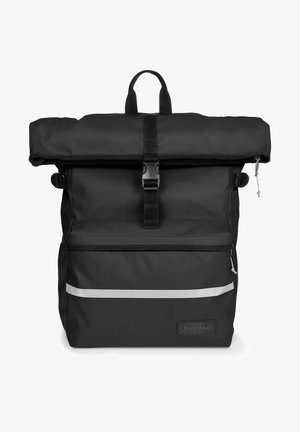 Schwarzer Rolltop-Rucksack aus strapazierfähigem Material, mit einer vorderen Reißverschlusstasche, reflektierendem Streifen und verstellbaren Trägern. Enthält einen oberen Griff.