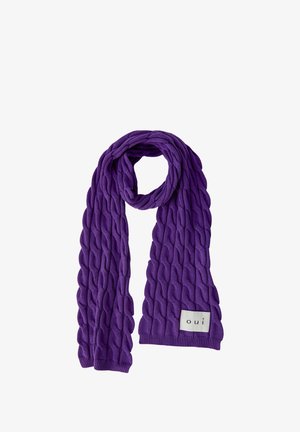 Lila gestrickter Schal mit einem dicken Zopfmuster, zu einer Schlaufe gelegt, mit einem weißen Etikett, auf dem das Wort "oui" nahe einem Ende aufgenäht ist.