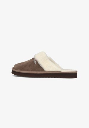 Bruine suède pantoffel met een zachte crèmekleurige voering en een zachte zool. Heeft een gestikte rand en een klein label aan de zijkant.