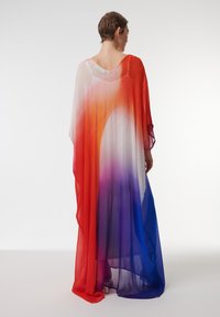 Langer, fließender Kaftan aus transparentem Stoff mit einem Farbverlauf in Rot, Weiß und Blau, ausgestattet mit weiten Ärmeln und einem V-Ausschnitt im Rückenteil.