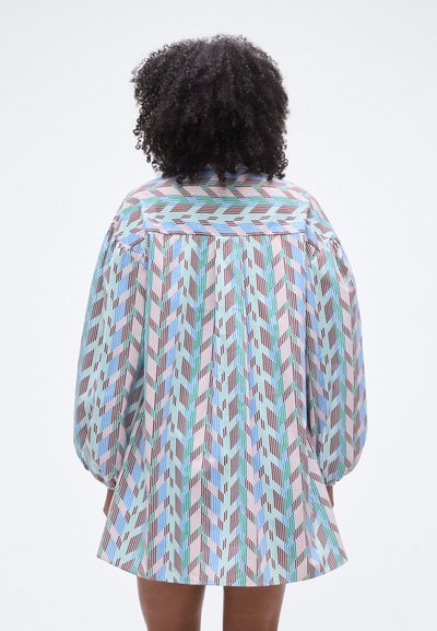 Φόρεμα με σχέδιο γεωμετρικό σε παστέλ αποχρώσεις, με μακριά μανίκια, άνετη εφαρμογή και γιακά στο πίσω μέρος.