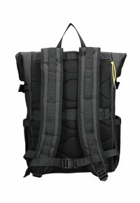 Lo zaino nero presenta spallacci in rete imbottita, un design a cima arrotolata, fibbie laterali regolabili e una cerniera gialla per una maggiore accessibilità.