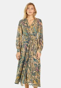 Sukienka typu wrap z długim rękawem, uszyta z teksturowanej, wielokolorowej tkaniny z wirującymi wzorami beżu, zieleni i różu, z dopasowaną talią i luźną spódnicą.