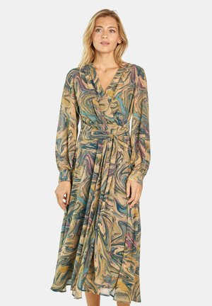 Vestido cruzado de manga larga en tela texturizada y multicolor, con patrones en espiral de beige, verde y rosa, que incluye una cintura ceñida y una falda fluyente.