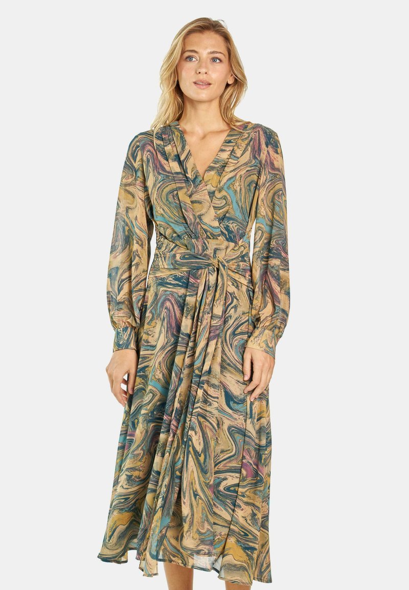 Sukienka typu wrap z długim rękawem, uszyta z teksturowanej, wielokolorowej tkaniny z wirującymi wzorami beżu, zieleni i różu, z dopasowaną talią i luźną spódnicą.