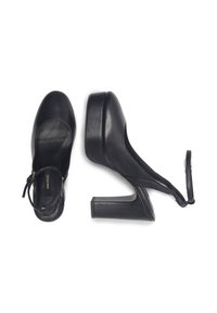 Czarne skórzane platformy na wysokich obcasach z okrągłym noskiem, z zapięciem na pięcie i grubym słupkowym obcasem. Posiadają mały pasek na kostkę z złotym akcentem.