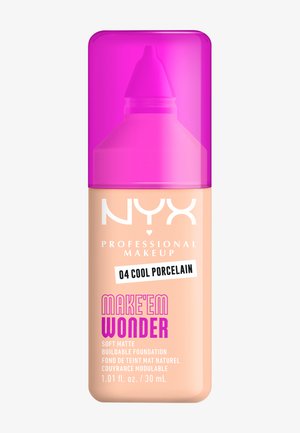 Fond de teint NYX Professional Makeup dans un flacon beige avec un capuchon rose. Nom du produit "Make 'Em Wonder" et teinte "04 Cool Porcelain" visibles.