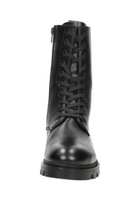 Zwarte leren enkellaars met een vetersluiting aan de voorkant, rits aan de zijkant, ronde neus en een stevige zwarte rubberen zool. Gelaagd oppervlak met gladde accenten.