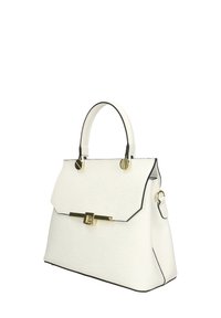 Borsa a mano in pelle bianca con piping nero, hardware dorato, manico superiore e chiusura a patta. Presenta una base piatta per maggiore stabilità.