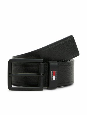 Zwarte leren riem met textuur, voorzien van een matte zwarte rechthoekige gesp en het Tommy Jeans logo op de riemlus.