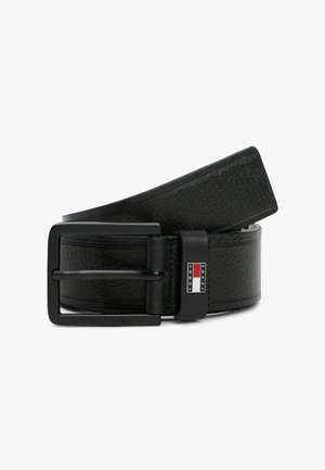 Czarny skórzany pasek o fakturowanej powierzchni, z matową, czarną prostokątną klamrą i logo Tommy Jeans na pętli paska.