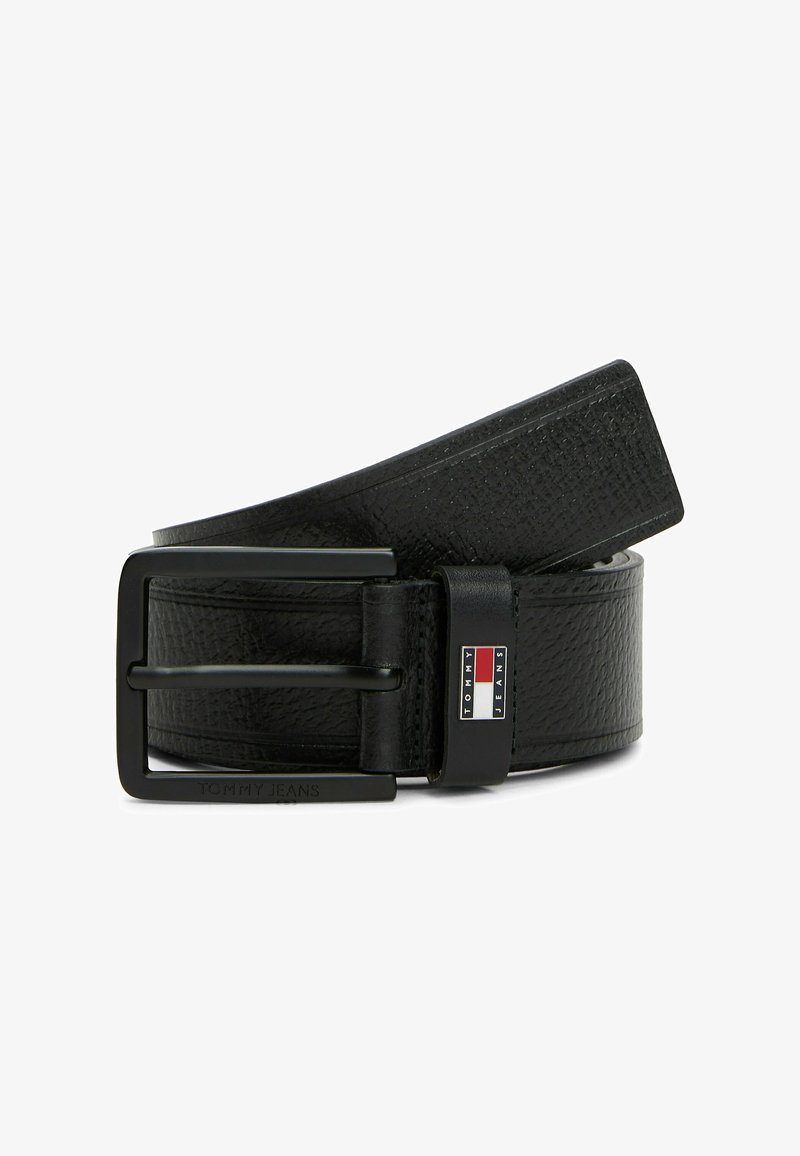 Cinturón de cuero texturizado negro con hebilla rectangular negra mate y logotipo de Tommy Jeans en el lazo del cinturón.