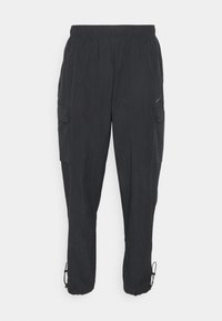 Svarta cargo-byxor med elastisk midja, sidofickor och justerbara benslut. Tillverkade av lätt och strukturerad tyg för komfort.