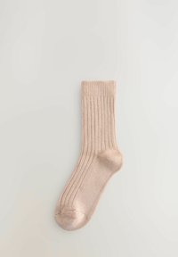 Soseta roz deschis, ribbed, fabricată dintr-un material moale. Prezintă o textură netedă, lungime standard și vârf întărit pentru durabilitate.