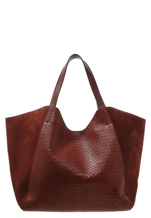Stor brun tote-taske med en glat læderfront med slangeprinttekstur, en blød ruskindbagside og to robuste håndtag.