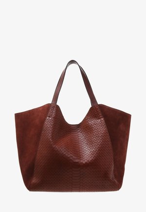 Duża brązowa torba typu tote z gładką skórzaną przednią częścią o fakturze przypominającej skórę węża, miękkim tyłem z zamszu oraz dwoma wytrzymałymi uchwytami.
