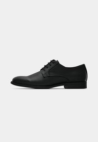 Pantofii formali negri din piele pentru bărbați, cu șireturi, toc mic și finisaj neted, prezentați din profil lateral.