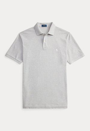 Polo gris clair à manches courtes avec col, patte à deux boutons, et petit logo blanc brodé sur la poitrine gauche.