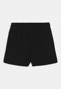 Schwarze Baumwollshorts mit elastischem Bund, die ein einfaches, ungeschmücktes Design und einen klassischen geraden Schnitt aufweisen.