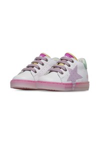 Sneaker bianche con una combinazione di colori rosa e lavanda, caratterizzate da un design a stella, punta arrotondata, occhielli in metallo e suola in gomma testurizzata.