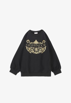 Zwarte trui met lange mouwen met gouden sierlijke Gryffindor-tekst en leeuwenkraagontwerp gecentreerd aan de voorkant.