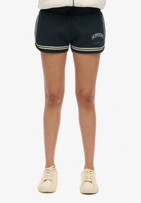 Marineblauwe shorts met witte accentstrepen, met een trekkoord in de taille en het logo "Superdry Sports Club" op de voorkant. Gladde katoenmix stof.