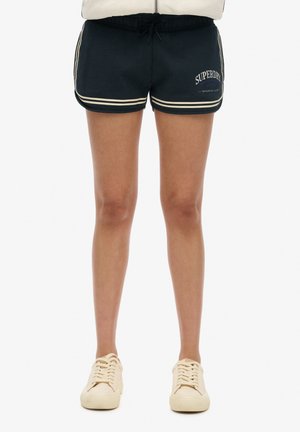 Marineblå shorts med hvide accentstriber, snørrelukning i taljen og "Superdry Sports Club" logo på fronten. Glat bomuldsblanding materiale.