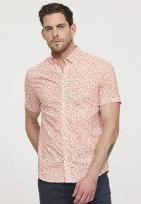 Korte mouw shirt in licht koraal met een bloemenprint in donkerdere tinten. Heeft een button-down kraag en een slim fit ontwerp.