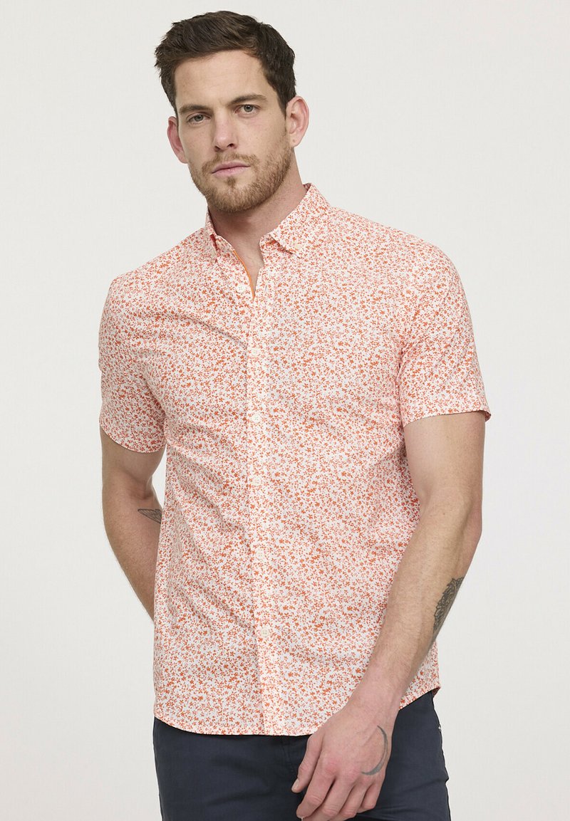 Korte mouw shirt in licht koraal met een bloemenprint in donkerdere tinten. Heeft een button-down kraag en een slim fit ontwerp.