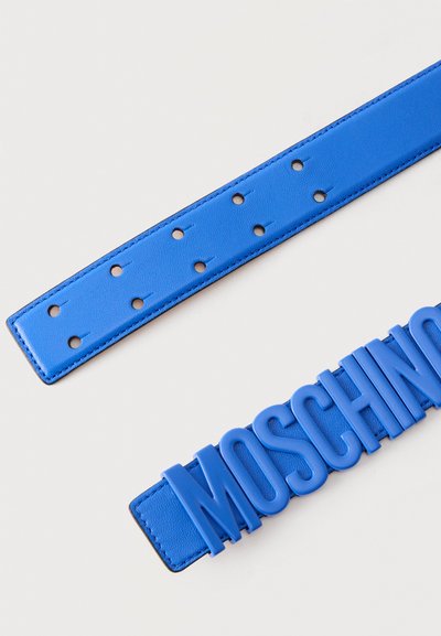 Μπλε δερμάτινη ζώνη με πολλαπλές τρύπες για προσαρμογή και μεγάλα ανάγλυφα γράμματα που σχηματίζουν τη λέξη «MOSCHINO» στο λουρί.