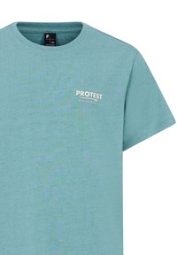 Světle tyrkysové tričko s krátkým rukávem vyrobené z texturované tkaniny. Obsahuje malé bílé logo "PROTEST" a potisk "Tropical Flavours since 93".