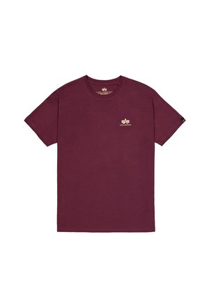 Burgunderfärgad bomull t-shirt med rundad hals, korta ärmar och en liten guldlogotyp på bröstet. Slät textur, normal passform.