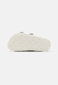 Superfit FUSSBETTPANTOFFEL SANDALS - Platt slip-in - silber