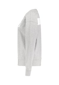Sudadera gris con cuello redondo, mangas largas, puños y dobladillo acanalados. Presenta acentos blancos en los laterales y un detalle del logo en el pecho.