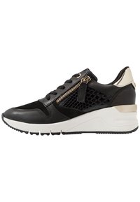 Schwarze Sneaker mit einem glatten Lederoberteil und Mesh-Details. Verfügt über einen seitlichen Reißverschluss, schwarze Schnürsenkel und eine weiße Sohle mit goldenen Akzenten.