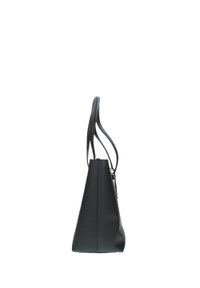 Borsa a tote in pelle nera con design affusolato, dotata di due manici lunghi e hardware minimale. Texture liscia con dettagli cuciti.