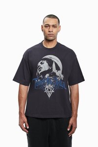 Camiseta negra de gran tamaño hecha de algodón, con un estampado gráfico de una cara y "Tears In Rain" en azul y plata. Mangas cortas, cuello redondo.