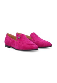 Roze suede instappers met een lichtpuntenneus, lage zwarte platte zool en een klein decoratief detail aan de zijkant.