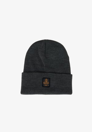 Berretto lavorato a maglia grigio scuro con risvolto, caratterizzato da un'etichetta quadrata nera con un design di cane e il nome del marchio ricamato in arancione.