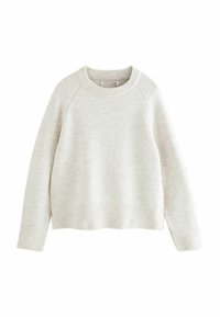 Jasnoszary sweter wykonany z miękkiego materiału dzianinowego. Posiada okrągły dekolt, ściągacze na mankietach oraz lekko skrócony dół o gładkiej teksturze.