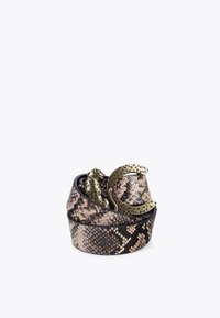 Bälte med ormskinnsmönster i nyanser av beige och svart, med ett metalliskt guldspänne med perforerade mönster. Mjuk textur, upprullad.