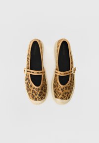 Leopardmønstret espadrille-lettøfler i brun stoff med svarte aksenter, med rund tå, flat vevd såle og justerbar spenne.